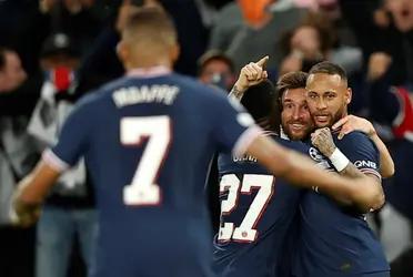 Lionel Messi scored his first goal in a PSG jersey in the 2-0 win over Guardiola's side. Very supportive with his colleagues, he showed that he is there to contribute, and he does not feel more than any of them. An example of this, he threw himself behind the barrier on a free kick.