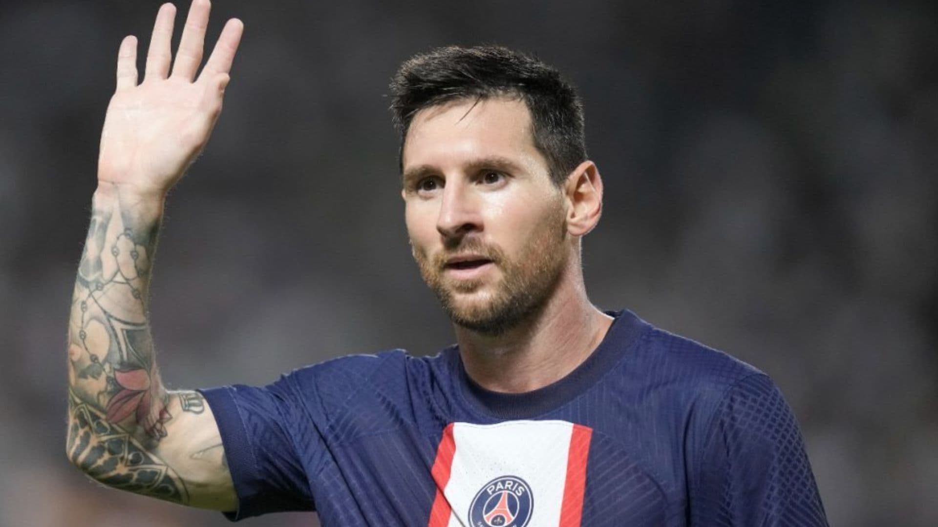 Lionel Messi teaches this Brazilian a lesson.