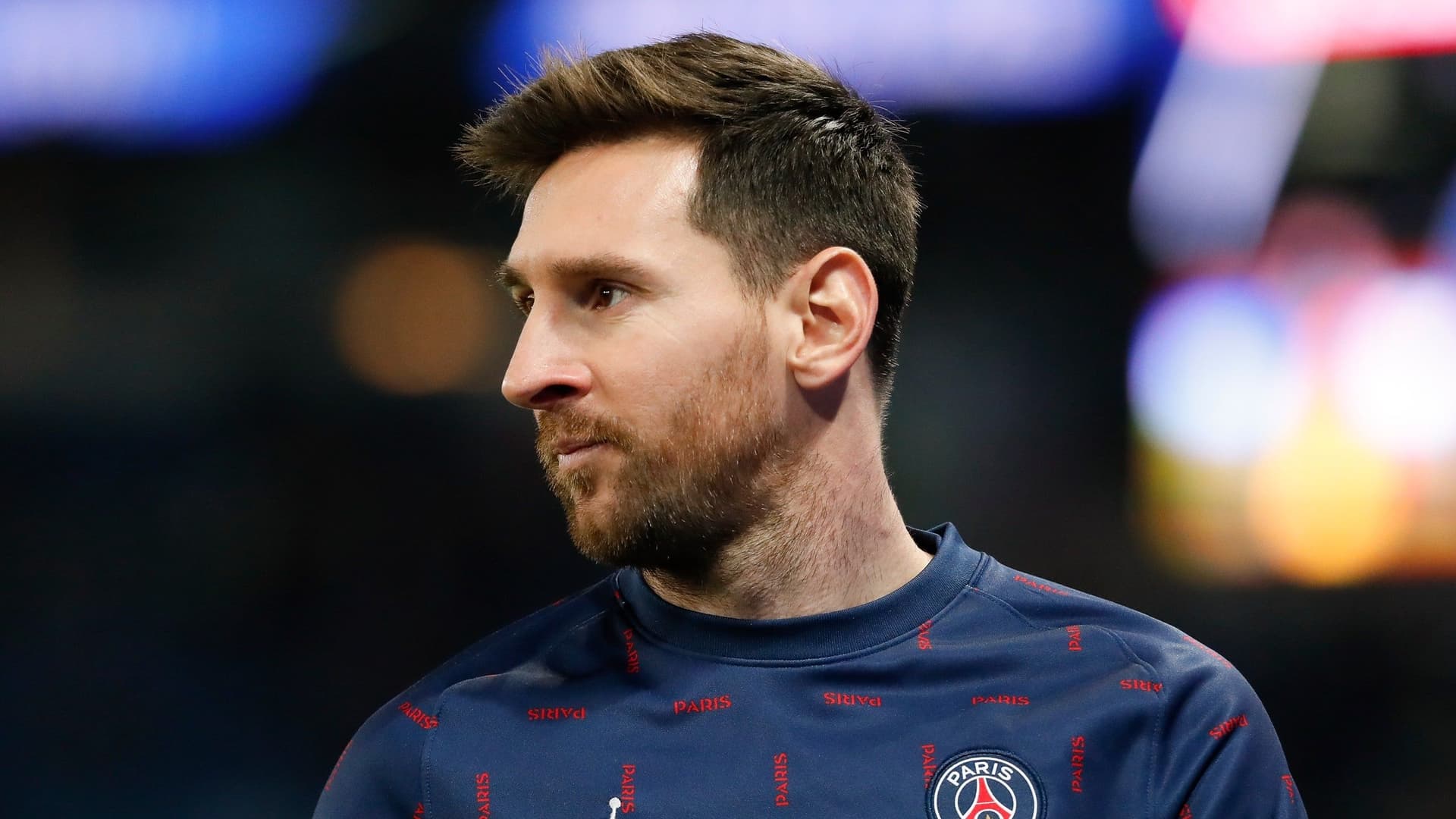 Lionel Messi with the PSG jersey.