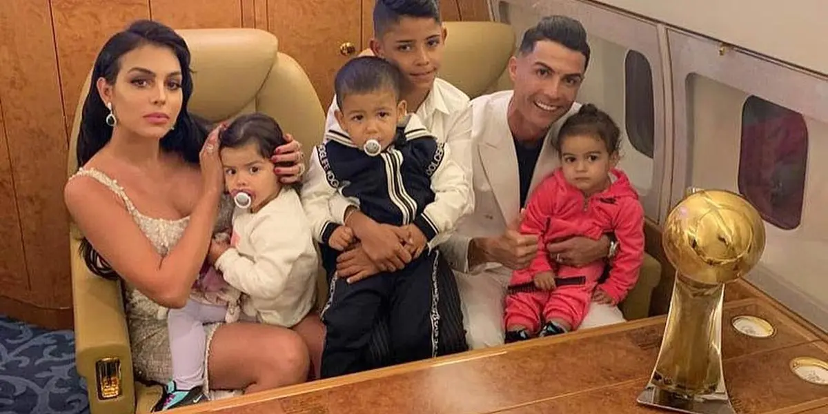 Manchester United striker Cristiano Ronaldo will be a father again in duplicate, and will thus reach his 6 children.