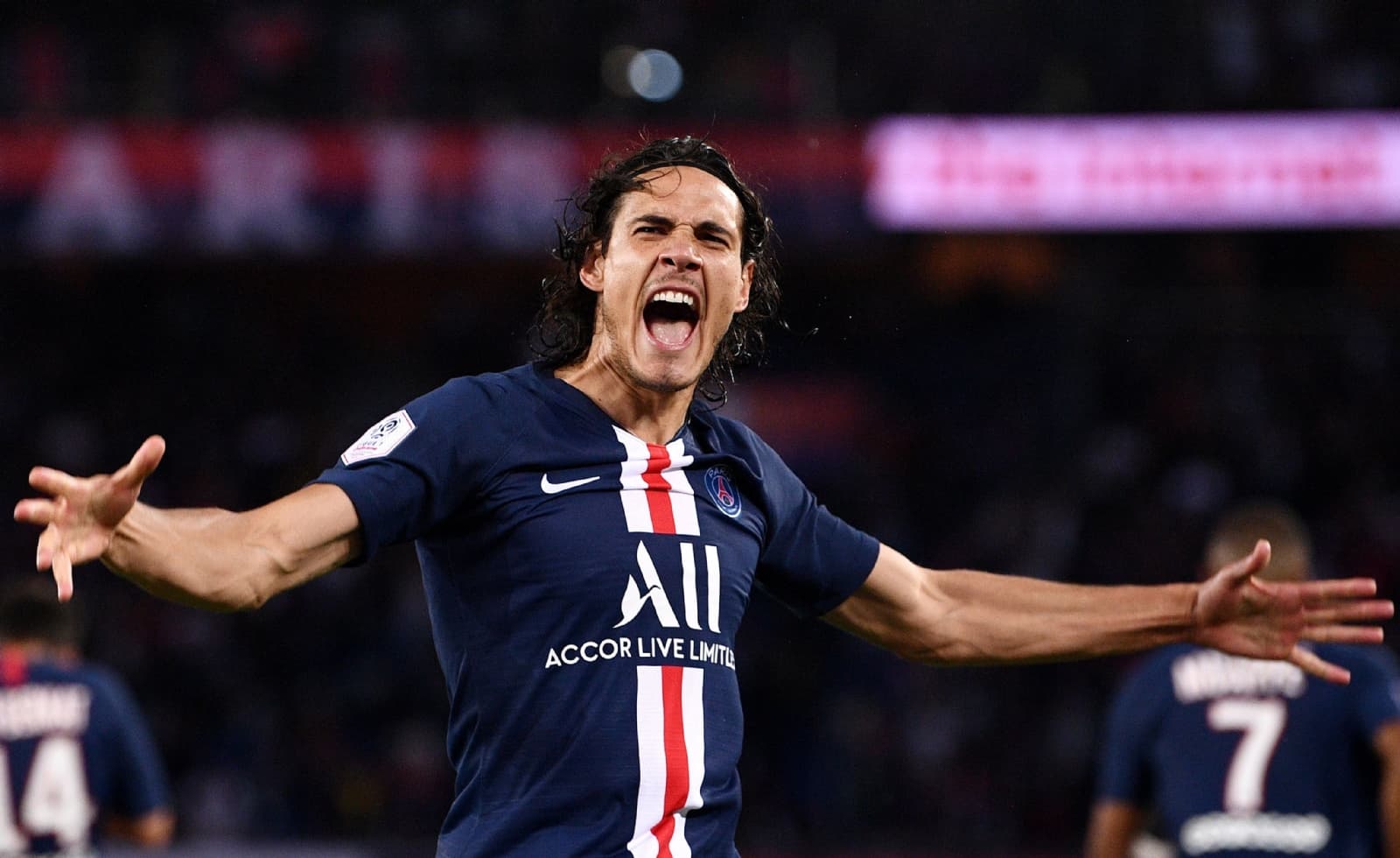 Many were the teams that wanted Cavani but Manchester United offered him a large sum of money to go to the Premier League.