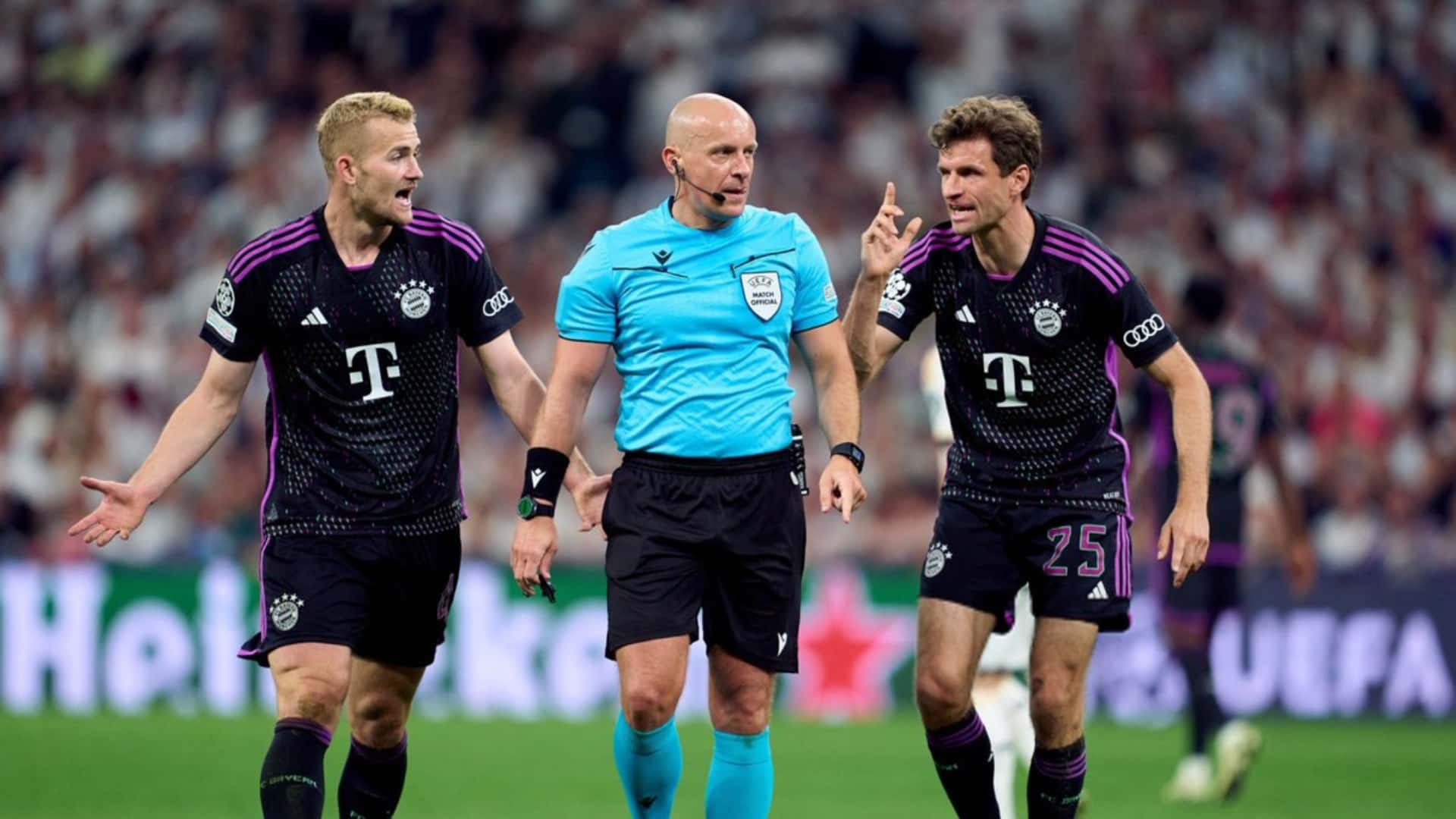 Matthijs De Ligt and Thomas Muller complain to the referee in the game.