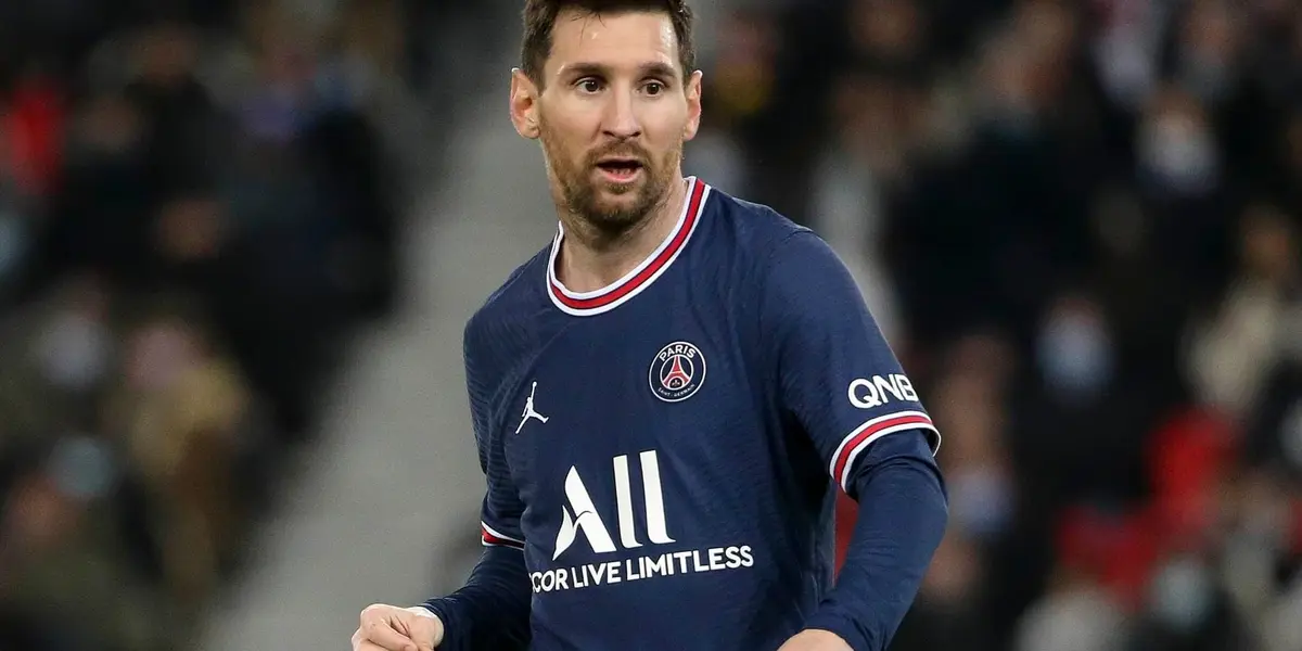 Messi is forced to play behind Mbappé in Neymar in PSG, limiting the role of the Argentine.