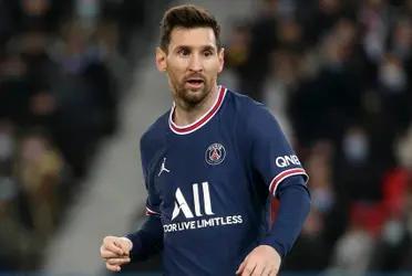 Messi is forced to play behind Mbappé in Neymar in PSG, limiting the role of the Argentine.