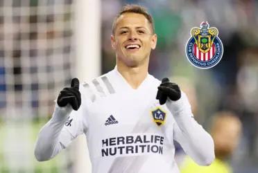 Mexican striker Javier Hernandez gives Chivas the slightest news; but Amaury Vergara worries