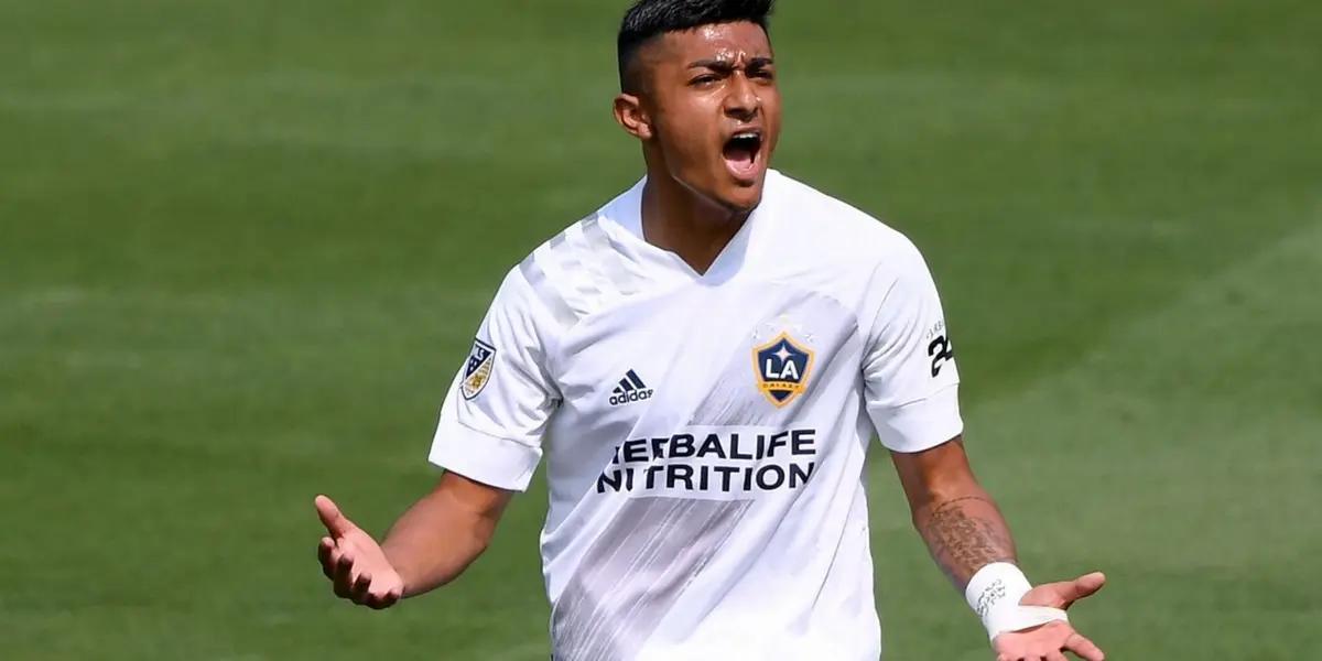 Mexico and the United States "fight" for the defender