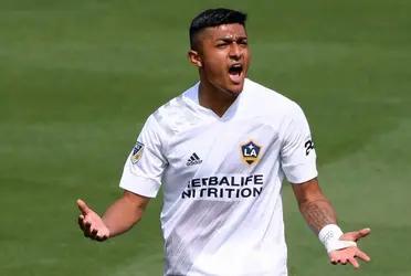 Mexico and the United States "fight" for the defender