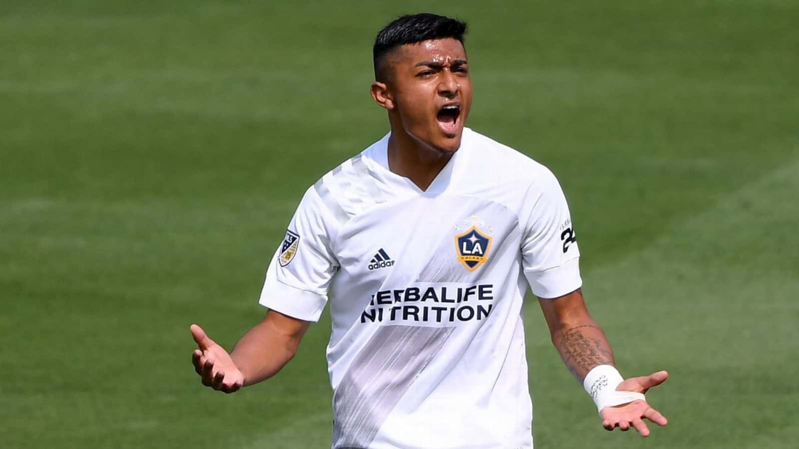 Mexico and the United States "fight" for the defender