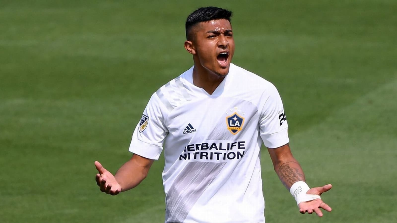 Mexico and the United States "fight" for the defender