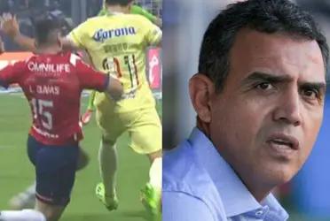 Mexico's national clasico started in a surprising way with an early penalty after a childish foul.