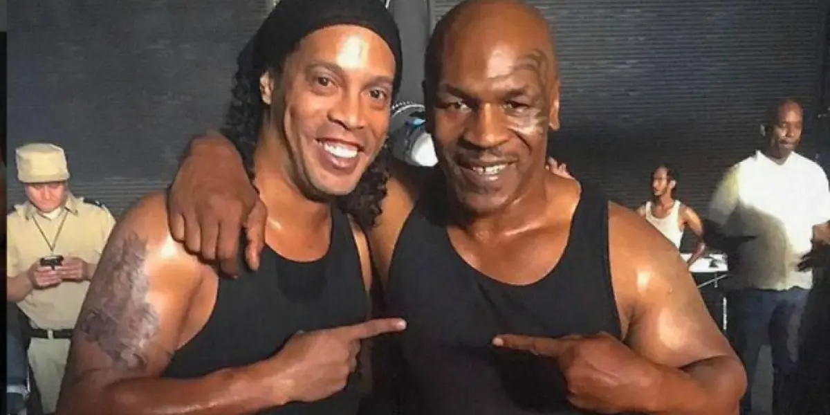 Mike Tyson fought after 15 years and Ronaldinho left him a pre-fight gift that apparently brought him good luck.