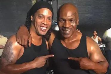 Mike Tyson fought after 15 years and Ronaldinho left him a pre-fight gift that apparently brought him good luck.