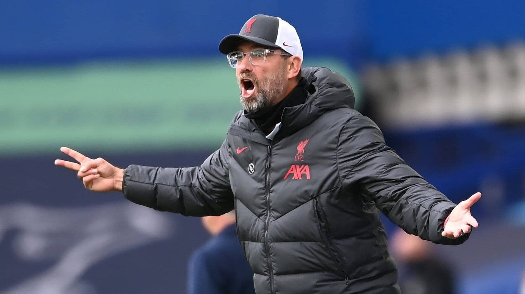 Napoli gave a recital of good soccer, crushed Liverpool and lead group A in the Champions League.