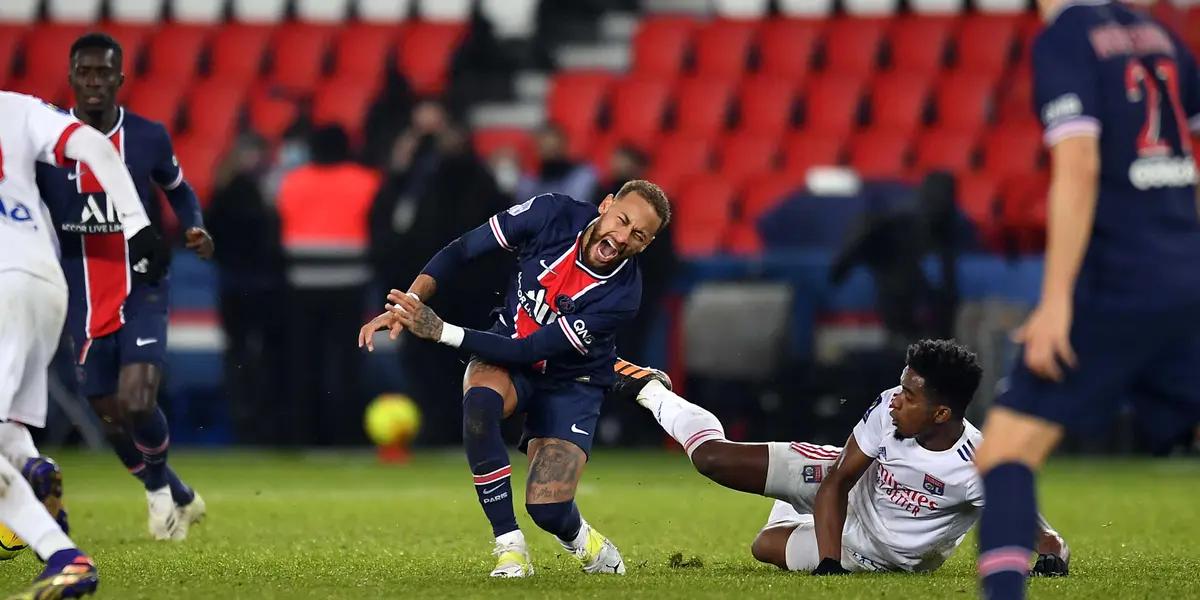 Neymar came out crying from the PSG game due to a blow to his ankle that worried all the fans, but it is not the first time he has suffered something like this