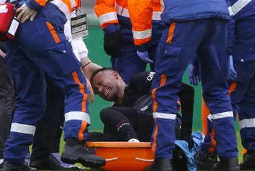 Neymar could not finish the match between PSG and Saint-Étienne, after being the victim of a sprained ankle on the 15th date of Ligue 1. There is still no official information on his condition.