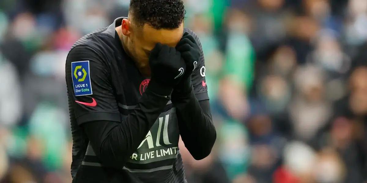 Neymar suffered a severe foot foul and had to leave the court on a stretcher, due to gravity during the second stage of PSG vs. Saint-Etienne for Ligue 1.