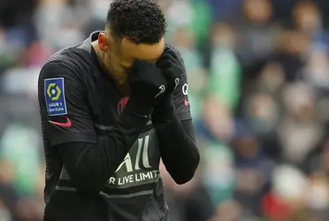 Neymar suffered a severe foot foul and had to leave the court on a stretcher, due to gravity during the second stage of PSG vs. Saint-Etienne for Ligue 1.