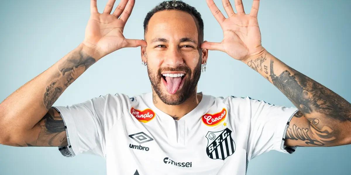 Neymar was received as what he is, a true star of world soccer during his presentation with Santos of Brazil at the Urbano Caldeira stadium
