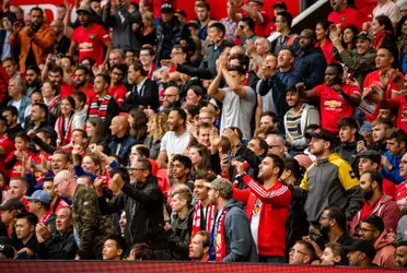 How much Manchester United fans pay to see their club play every week despite poor results?