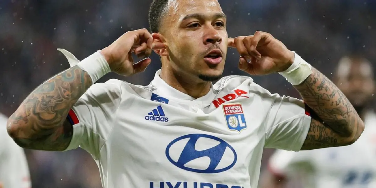 Olympique Lyon's Dutch striker lets the Spanish love him