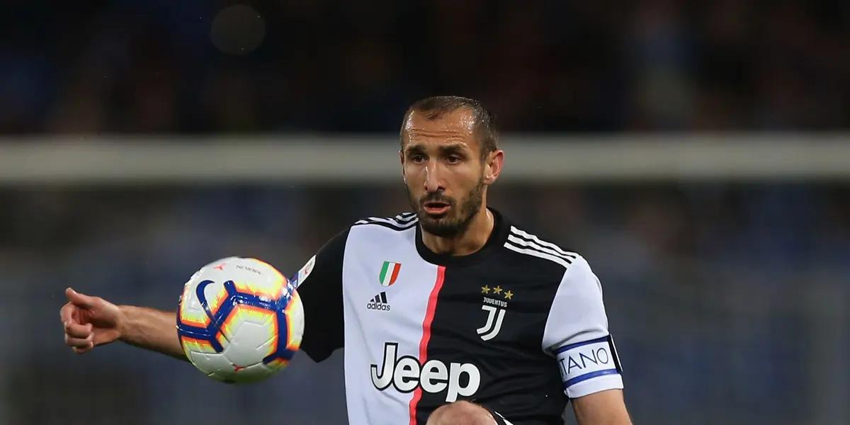 Paolo Maldini, Ryan Giggs, Francesco Totti are some of the players who played more than 20 years at one club