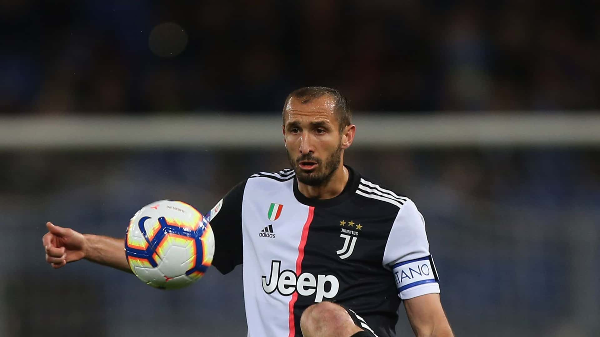 Paolo Maldini, Ryan Giggs, Francesco Totti are some of the players who played more than 20 years at one club