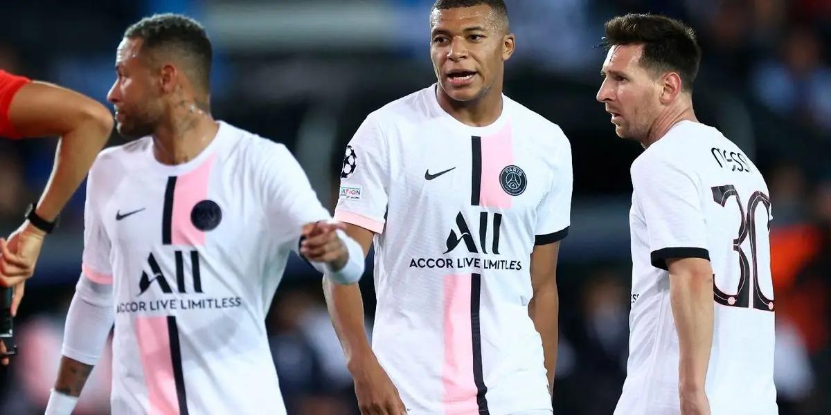 Paris Saint-Germain fans accused a player of favoring Kylian Mbappé over Lionel Messi and Neymar.