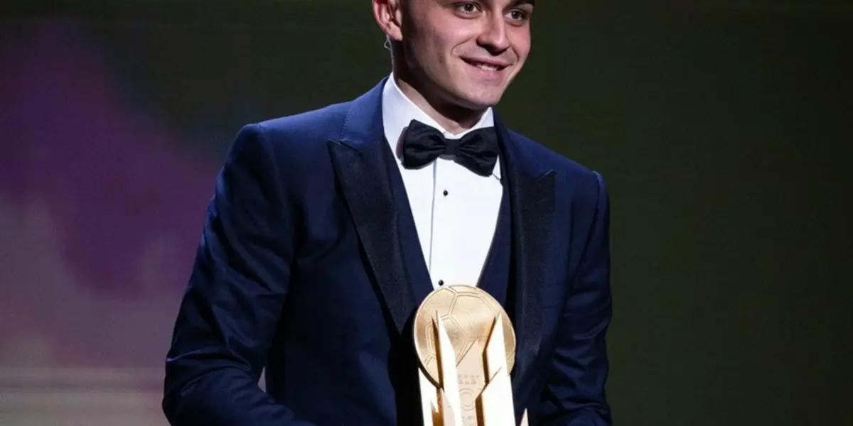 Pedri was awarded the Kopa Trophy for the best player under 21 for the year 2021 for his contribution to Barcelona and Spain.