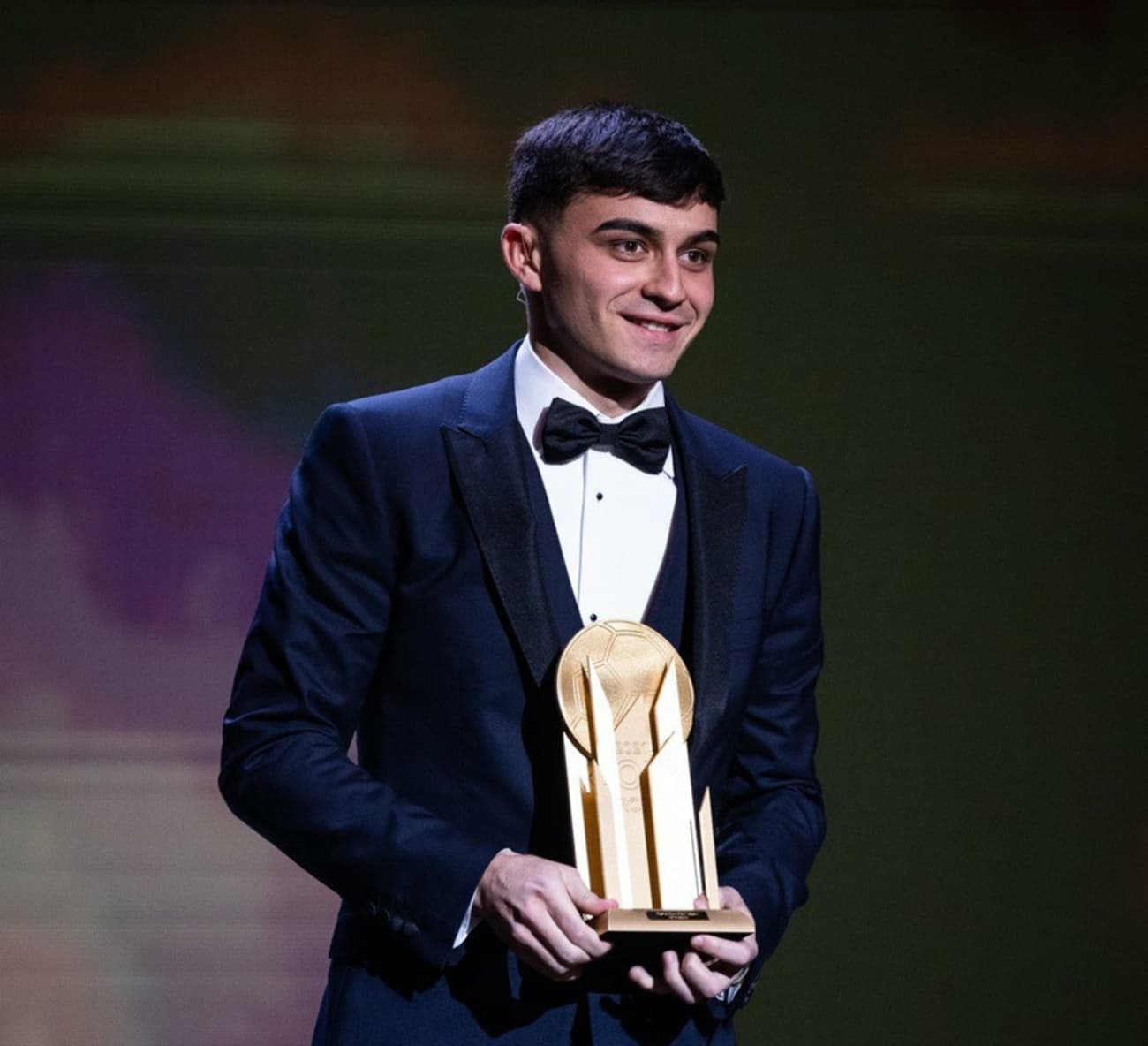 Pedri was awarded the Kopa Trophy for the best player under 21 for the year 2021 for his contribution to Barcelona and Spain.