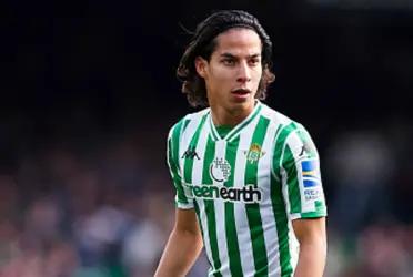 Pellegrini explained that Lainez has been without the team for practically a full month due to stomach problems