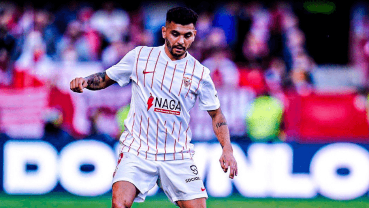 Press and fans of the club led by Julen Lopetegui made the Mexican winger go viral.