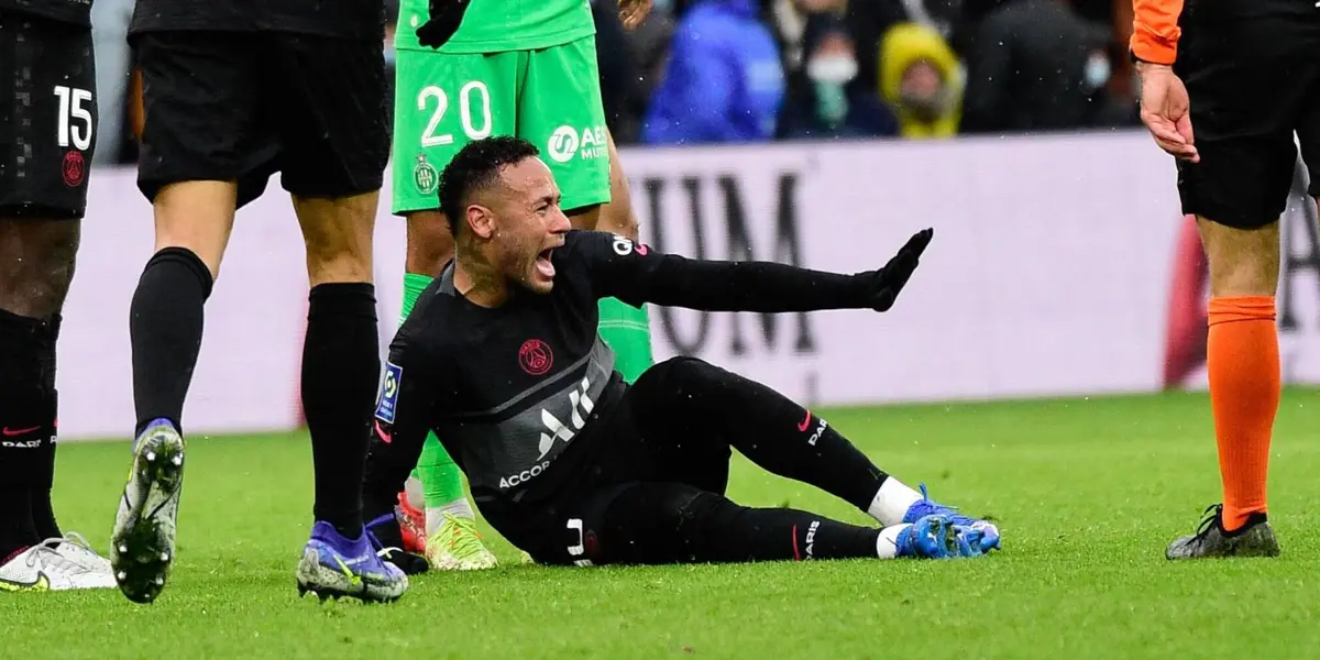 PSG star Neymar sprained his ankle and was caught with an immobilizing ankle brace at the end of the match against Saint-Etienne. Tomorrow they will carry out the corresponding studies to determine the severity of your injury.