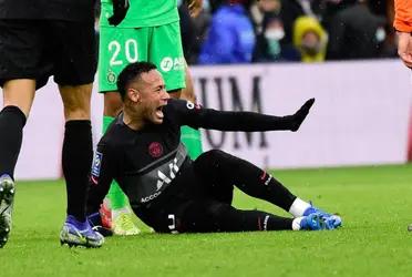 PSG star Neymar sprained his ankle and was caught with an immobilizing ankle brace at the end of the match against Saint-Etienne. Tomorrow they will carry out the corresponding studies to determine the severity of your injury.