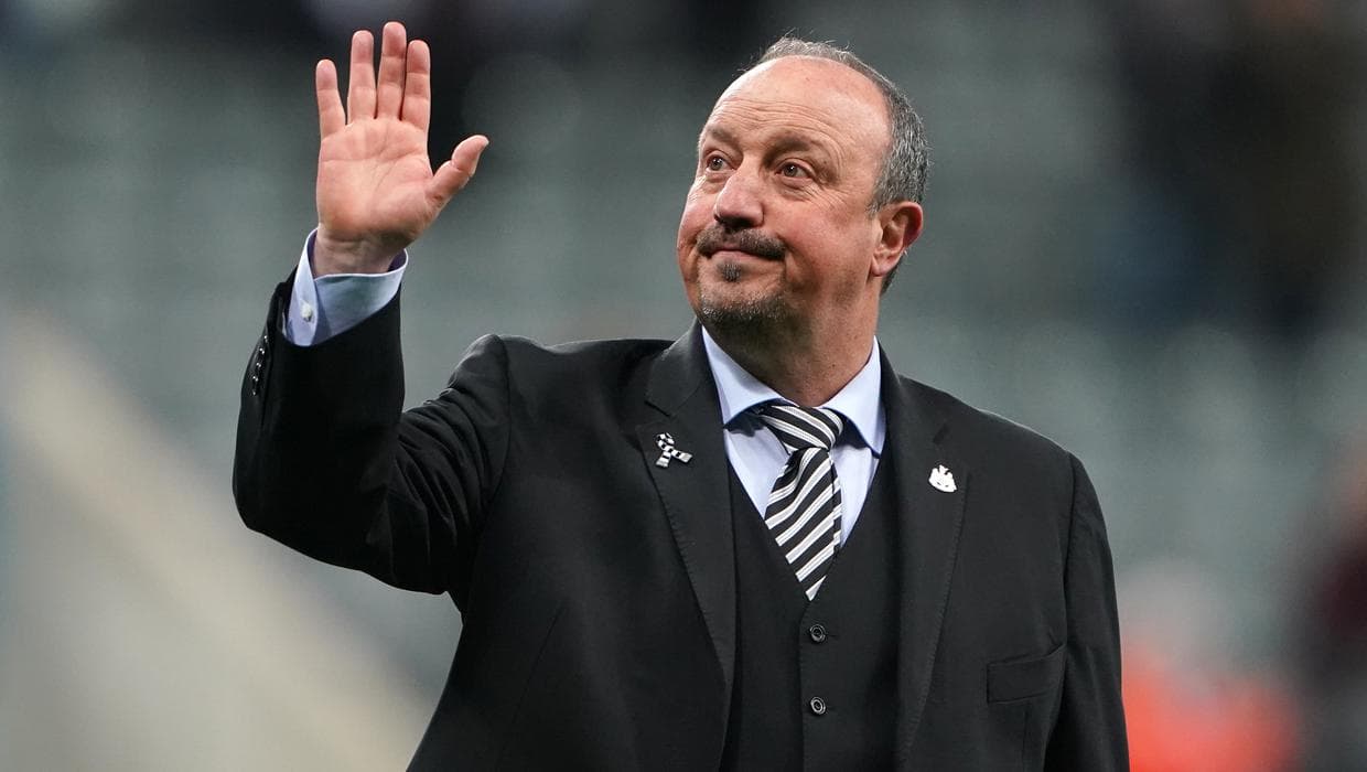Rafa Benítez has been threatened by his possible signing by Everton with a banner that reads: "We know where you live. Don't sign."