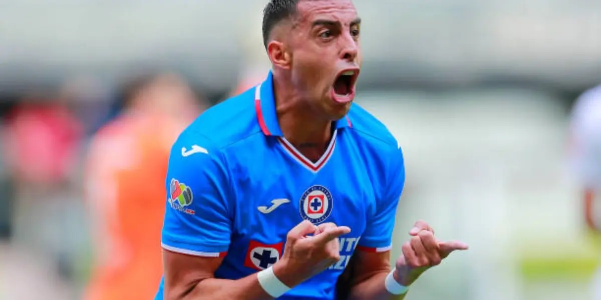 Ramiro Funes Mori scored his first goal at the Azteca Stadium, but one of his teammates did not want to celebrate his goal.