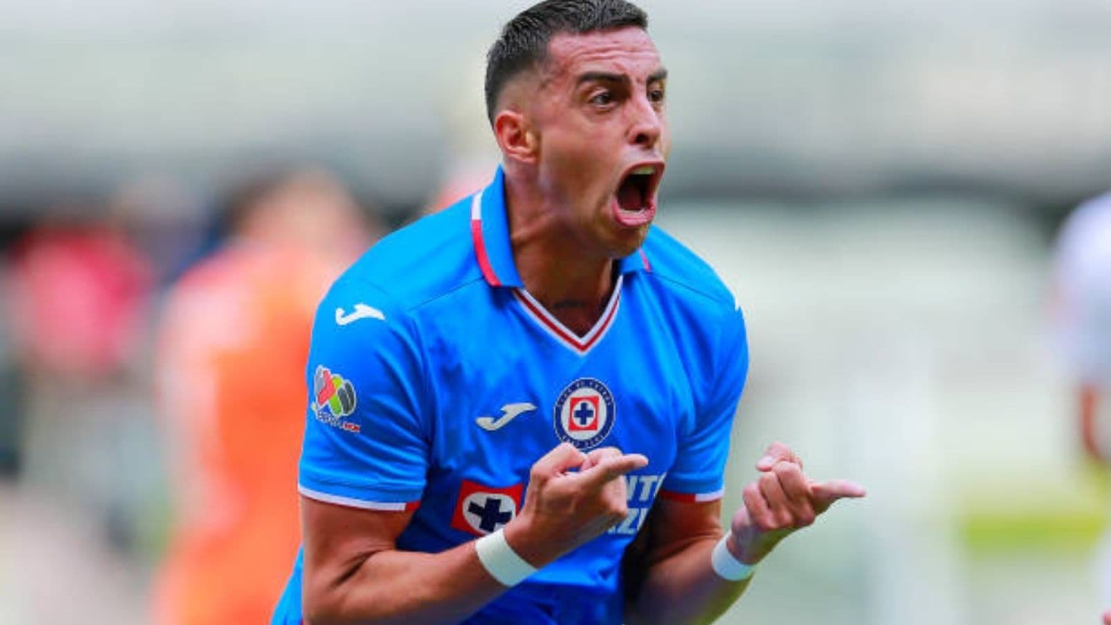 Ramiro Funes Mori scored his first goal at the Azteca Stadium, but one of his teammates did not want to celebrate his goal.