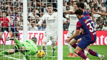 Real Madrid's Lunin clears the ball from the line to avoid FC Barcelona's goal.