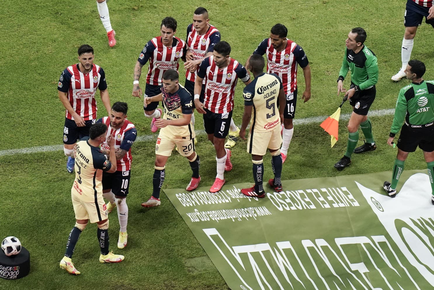 Referee César Arturo Ramos was suspended for the 11th date of Liga MX for errors made in the match between Chivas and América.