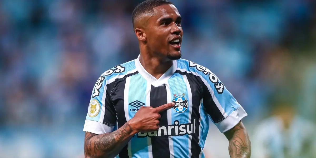 Reporter Tom Bogert claims that sources close to him confirmed that the deal has already been completed and that the Brazilian will arrive as a Franchise Player.