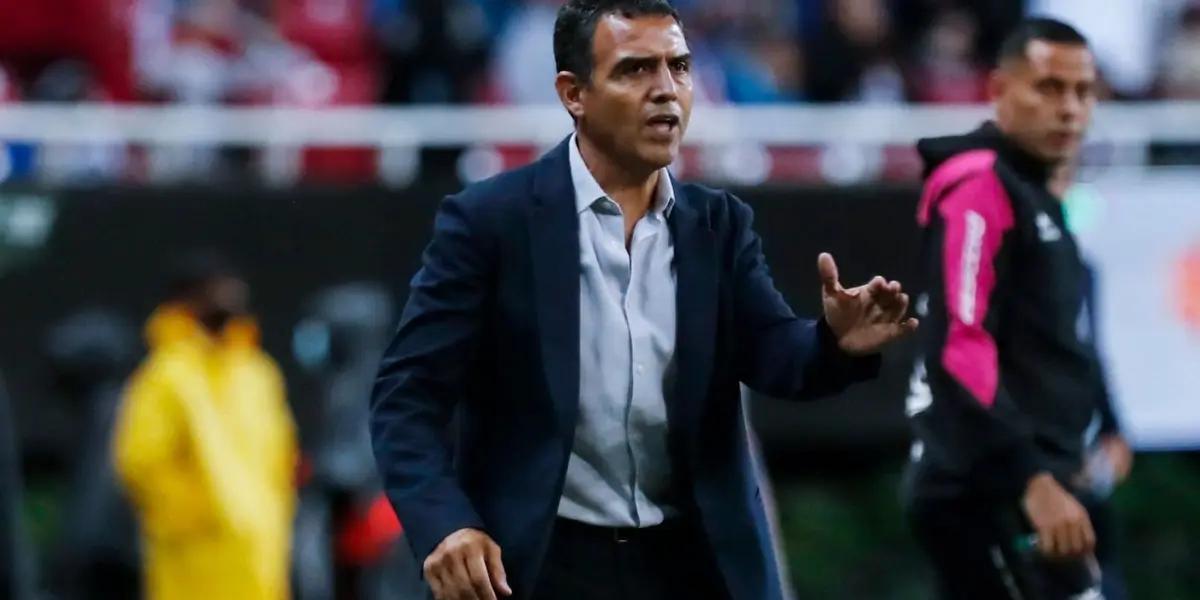 Ricardo Cadena attended a press conference and spoke about his resignation from Chivas.