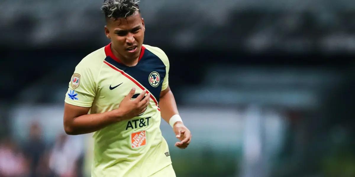 Roger Martinez playing with the Club America jersey.