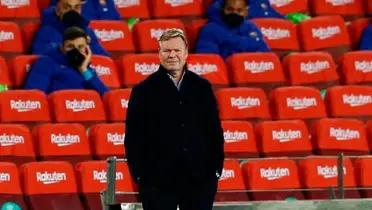 Ronald Koeman coaching an FC Barcelona match.