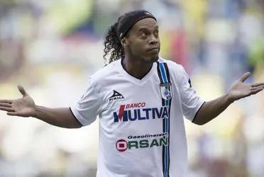 Ronaldinho has a new facet besides being a former footballer and now he is dedicated to music with his new band Tropa Do Bruxo, with whom he has already released his first video clip.