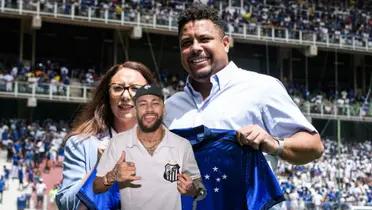 Ronaldo Nazario holds the Cruzeiro shirt while Neymar flexes wearing the Santos FC jersey.