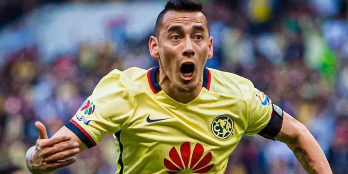 Rubens Sambueza with the jersey of Club America.