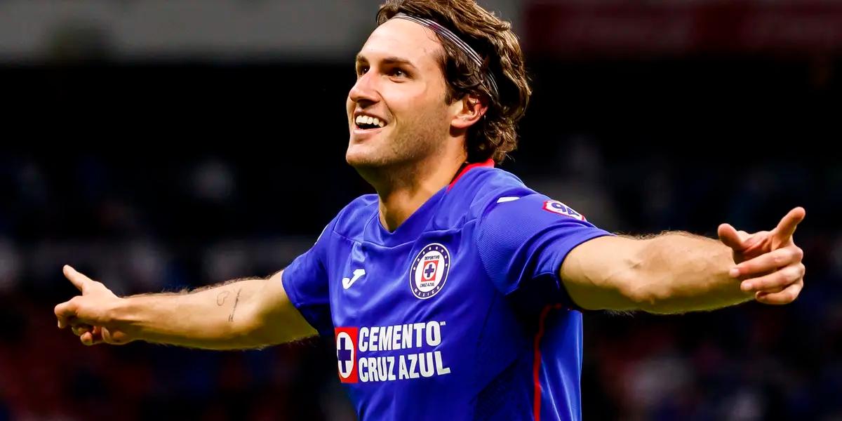 Santiago Giménez does not hide that love has hit him hard, because he does not miss the opportunity to pamper his girlfriend Fer Serrano and show off the best moments with the actress.