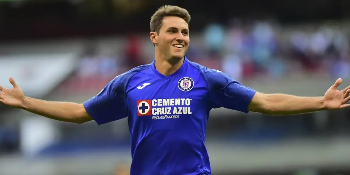 Santiago Giménez stands out with Cruz Azul Fútbol Club, and two MLS teams have set their sights on him.