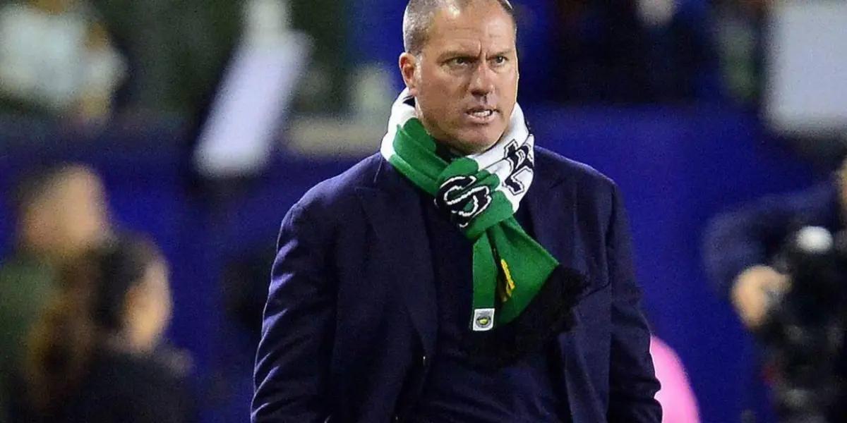 Sebastián Blanco's absence due to injury is causing the coach many headaches. He is trying to fix it but is taking the wrong path.