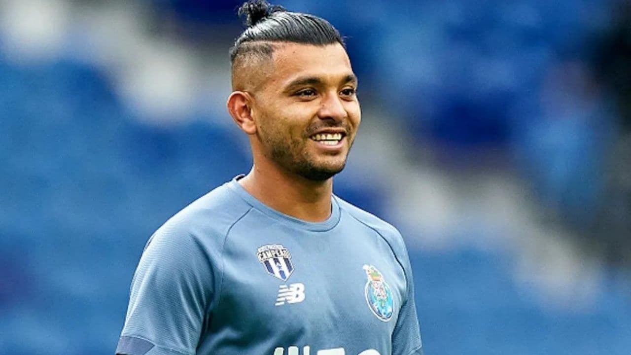 Sevilla expect to close the signing of Jesus 'Tecatito' Corona in the next few hours.