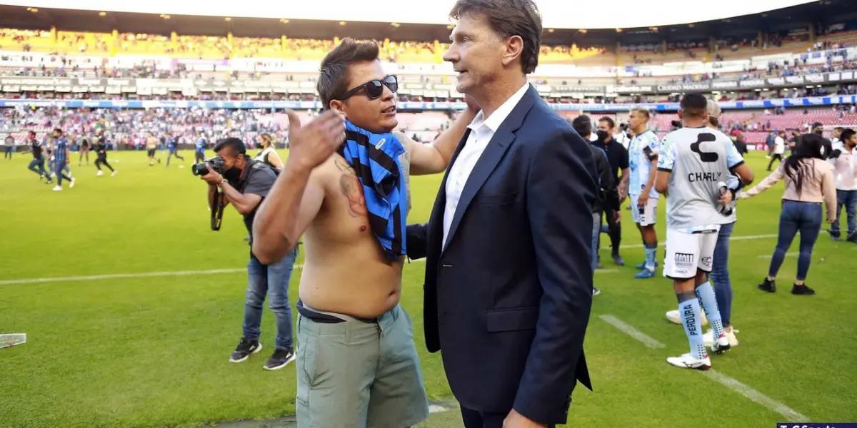 Shortly after the terrible event, a video was broadcast on social networks in which the Querétaro coach was apparently inciting violence at the Corregidora stadium.